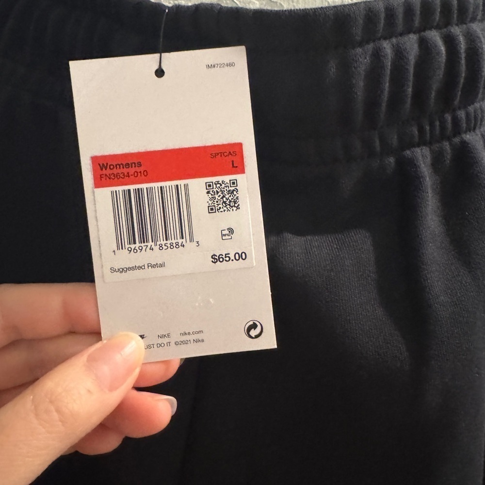 NWT Nike Sportswear Club Fleece
Women's Wide Leg Mid Rise Sz L in black - Picture 12 of 12